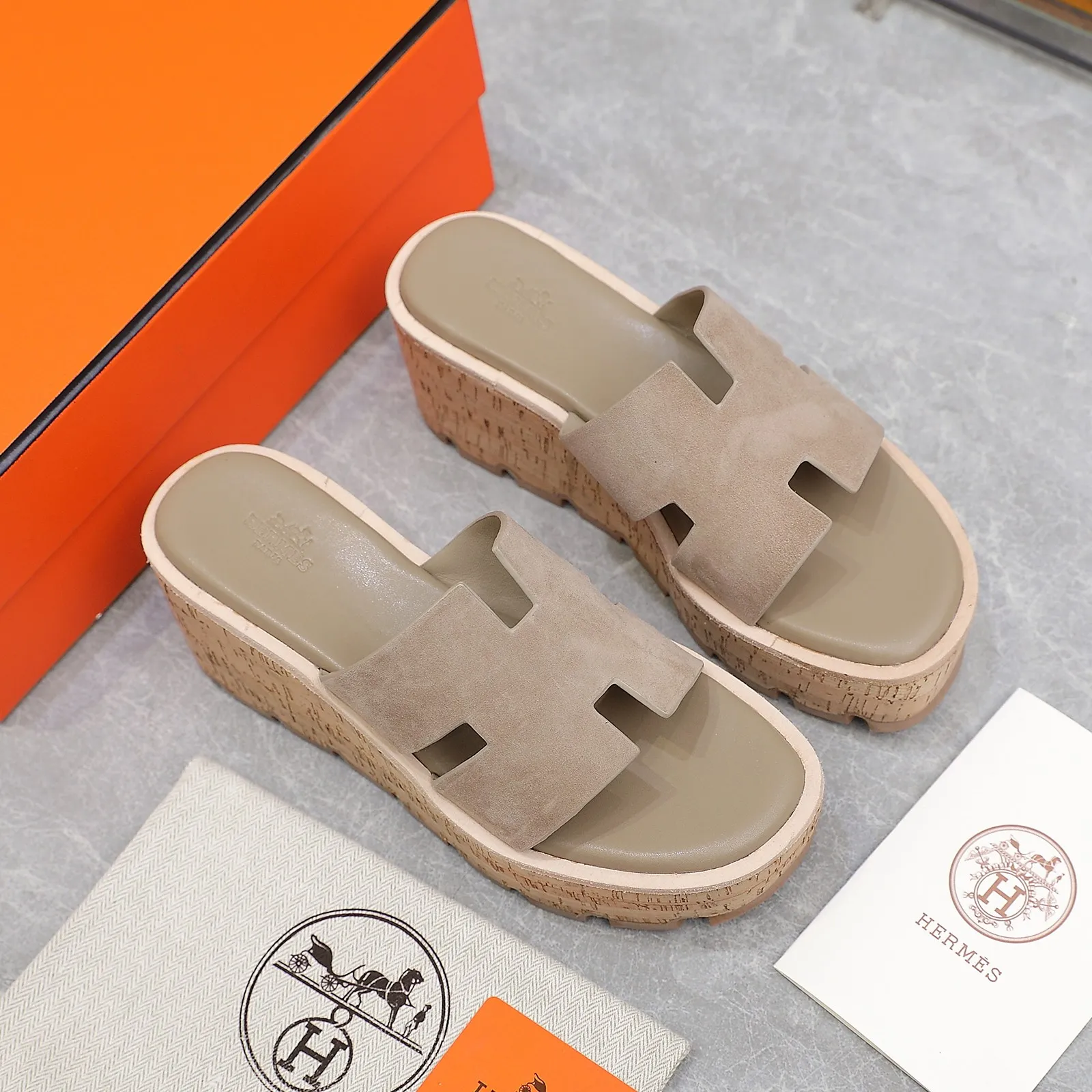 👟👟Ex-factory price 560👟👟 💥2024💥Hermès will continue the classic in 2022 Hermès Wood Grain Wedge H Slippers Hermès’ wedge sandals are the simplest, most durable and elegant I have ever seen! ! ! You can hold any style, the height of the 6cm wedge heel is easy to control, and the colors are all matching. The upper and the feet have her unique style, be sure to buy this one, it is truly classic, easy to wear and look good! Fabric: Imported cowhide, sheepskin lining, sheepskin feet, Italian original leather outsole welt, log water pine wrapped water table, rubber non-slip original outsole Color: 11 colors Code number: 35-40 Full set of original packaging
